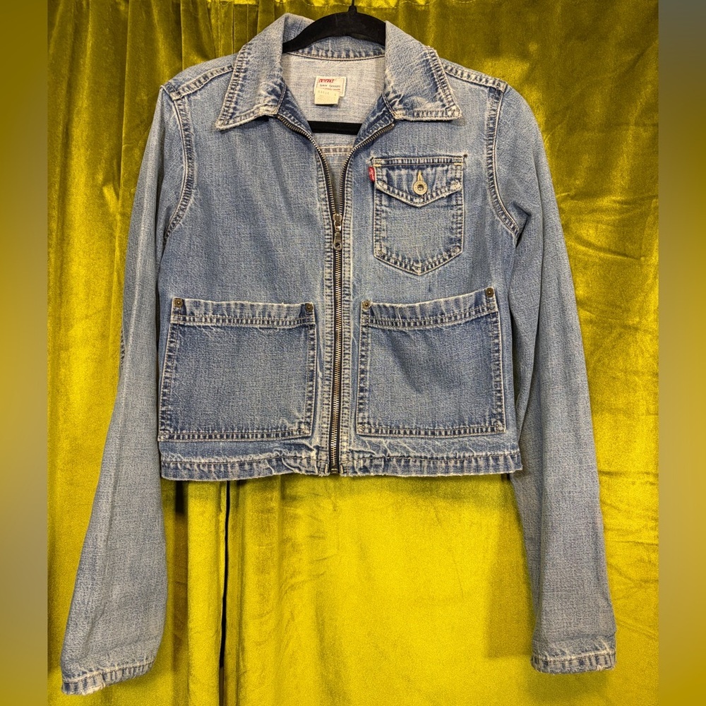 Vintage 90s Levi’s Dry Goods Light Wash Pocket Denim Jacket. Size Small.